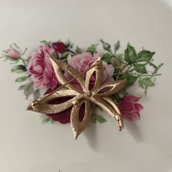 Trifari gold tone and enamel brooch. Vintage. Crown Trifari. - Picture 3 of 5